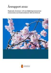 Bild på framsidan av rapporten med titel och en bild på ett träd med rosa blommor.