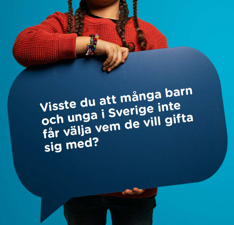 flicka som håller i en skylt där det står "Visste du att många barn och unga i Sverige inte får välja vem de vill gifta sig med?"
